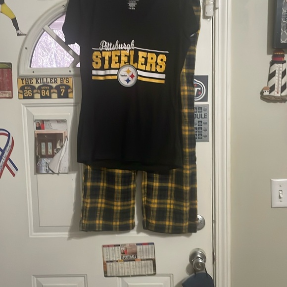 NFL Team Apparel Women's Sleepwear Set with Pittsburgh Steelers Logo. - Picture 1 of 7